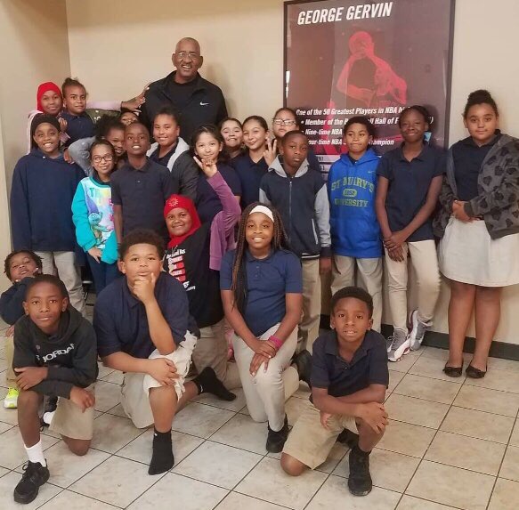 This #ThrowbackThursday takes us back to 2017 when the 4th grade class got the opportunity to take a photo with Mr. George Gervin. 😱 (Notice the two hands touching his right shoulder. 😂) We hope you have a good day! 
#Education #Spurs #GeorgeGervinAcademy #GeorgeGervin #PhotoOp