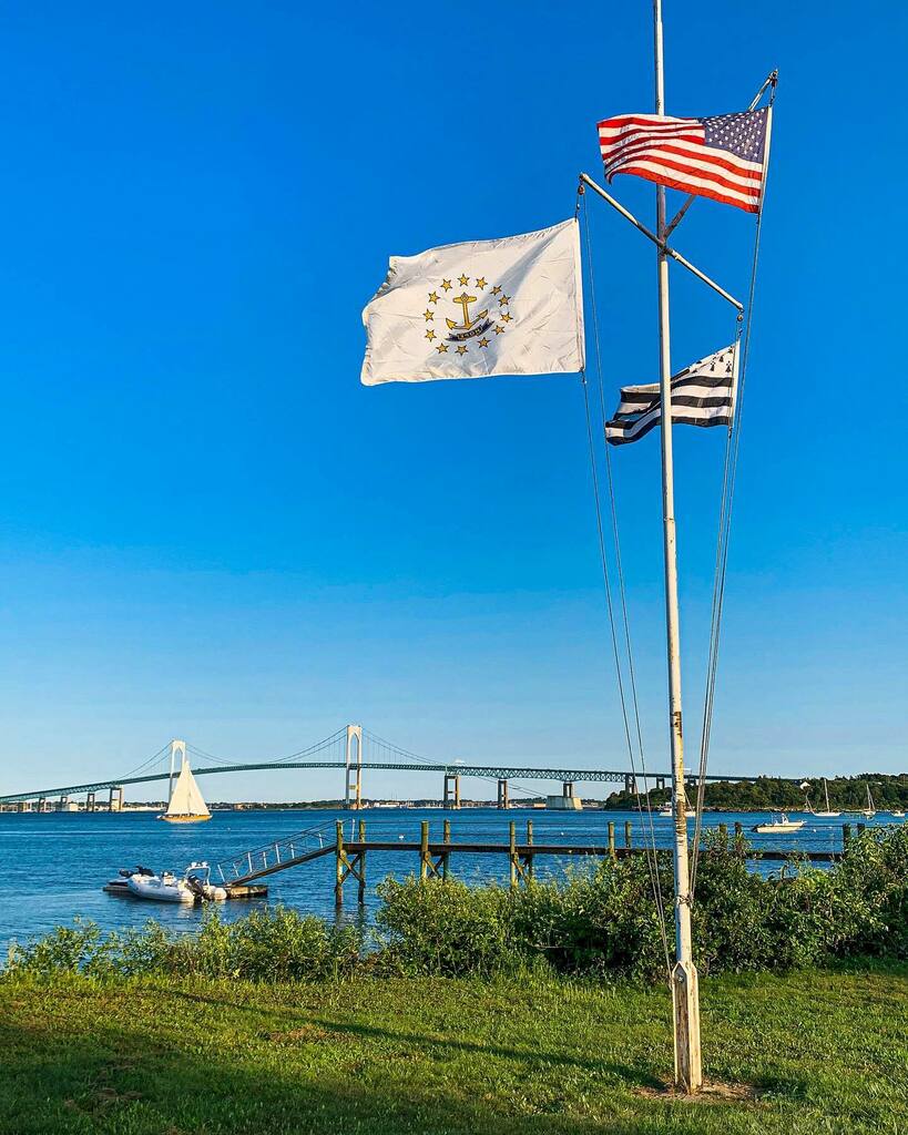 jimfeldman's tweet photo. A happy sunny Saturday afternoon on #NarragansettBay. #RhodeIsland #RI #OnlyInRhodeIsland #OnlyInRI #JamestownRI #Jamestown #Rhody #flags #photography #instapic #instaphoto https://t.co/CrIi6XxWUP https://t.co/aMJfc3NzWC