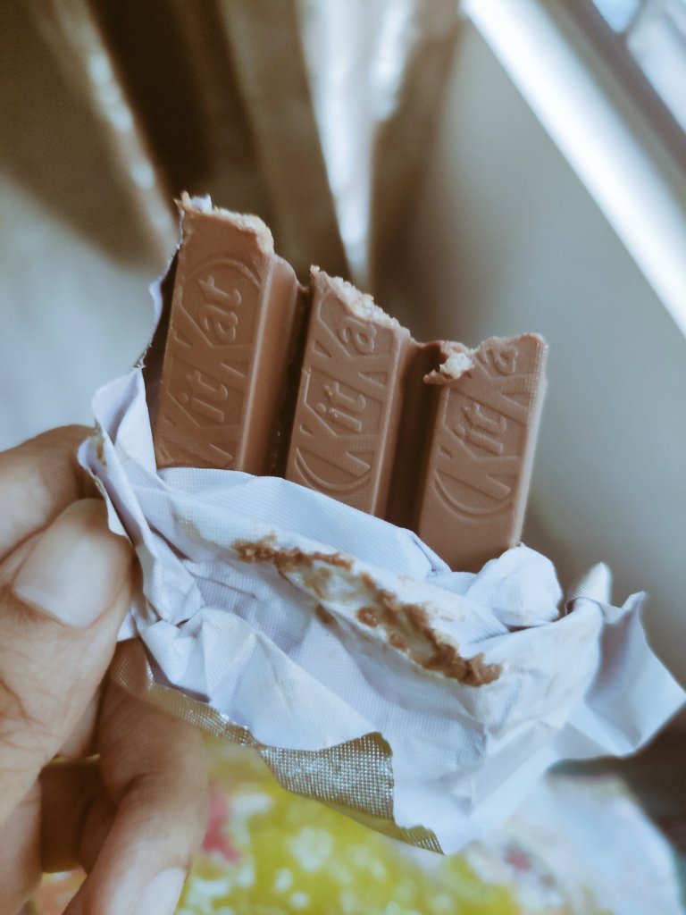 This is how my kid eats his #KitKat And now I am worried... 😱😱😱😱 
<a href="/KITKAT/">KITKAT</a>