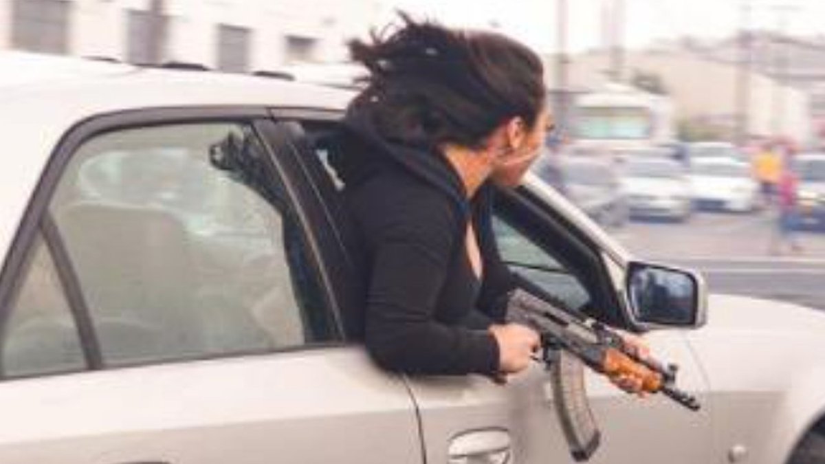 dubvNOW's tweet image. Woman leans out passenger window with AK-47 in San Francisco feeds.foxnews.com/~r/foxnews/nat…