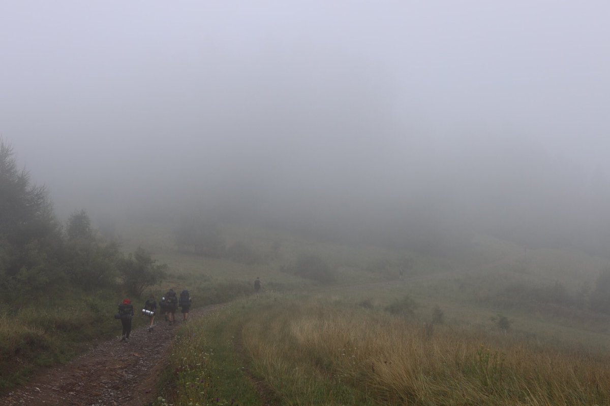 stammhuskies's tweet photo. Am Morgen wieder Regen. Der Platzwirtin am Luban den Feuerholz-Vorrat wieder gefüllt. Mit heißem Tee, Kaffee und Palatschinken belohnt. Am Mittag durch die Wolken fast 800 Hm ins Tal hinabgestiegen. Dichtes Weiß um uns. Glitschige Schlammpiste. Schmerzende Knie. https://t.co/cGmd4qQngK
