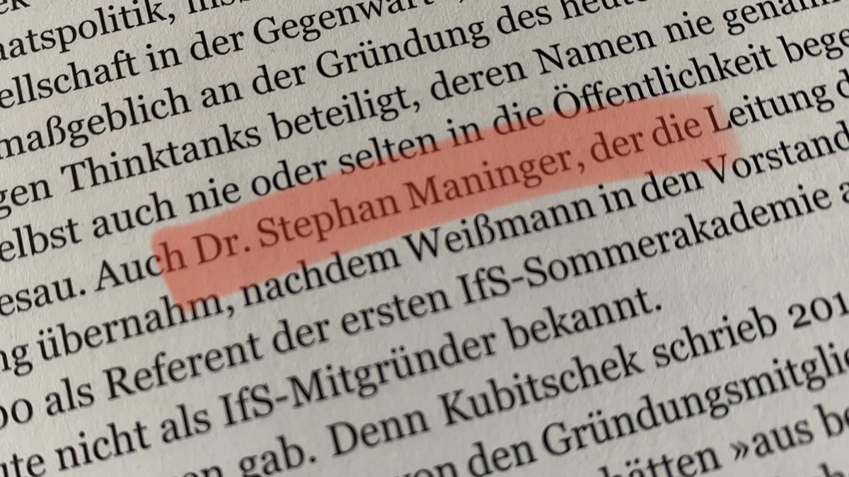 derrechterand's tweet photo. Nur dass #Maninger|s Name als Mitgründer des #IfS „bisher im Dunkeln“ blieb, das streiten wir mal ab ;-) Denn das war schon in unserem 2020 beim @VSA_Verlag erschienen Buch „Das IfS. Faschist*innen des 21. Jahrhunderts“ zu lesen 🤷♂️. Das Buch gibt’s hier: https://t.co/lc5KU4i0GW. https://t.co/GuhlpYil2D