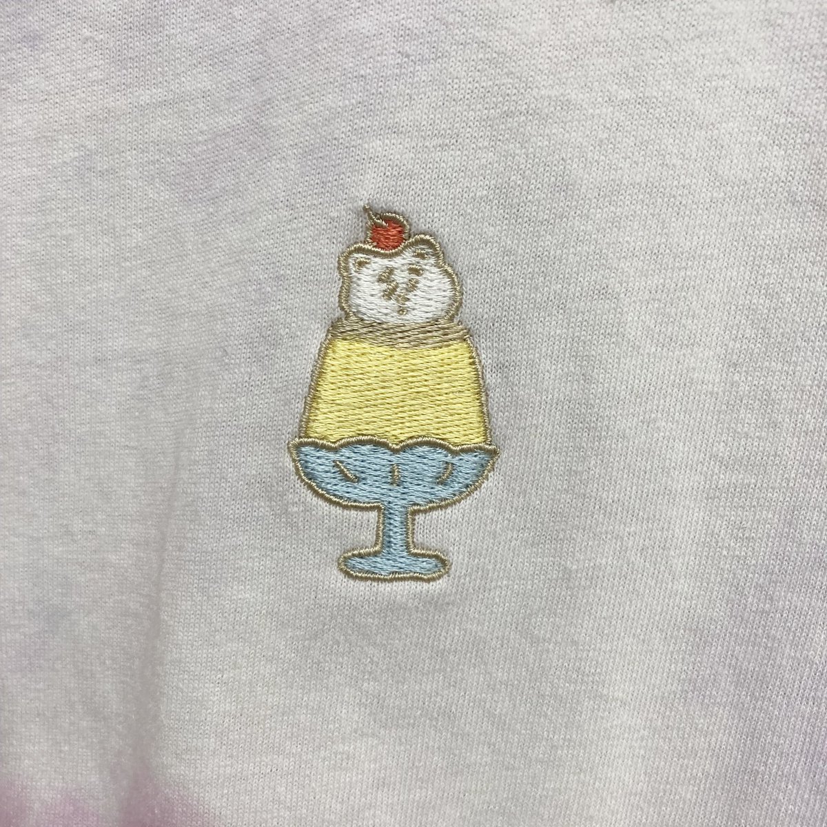 factoryflake's tweet photo. イラストレーター ますださえこさん(@sushiko_sushio)の刺繍Tシャツのお手伝いをさせていただきました。
#factoryflake #刺繍 #オリジナルグッズ #ますださえこ #friq #プリン #タイダイtシャツ #tajimaembroidery
#パステルカラー https://t.co/Xtlp6C2Fyf