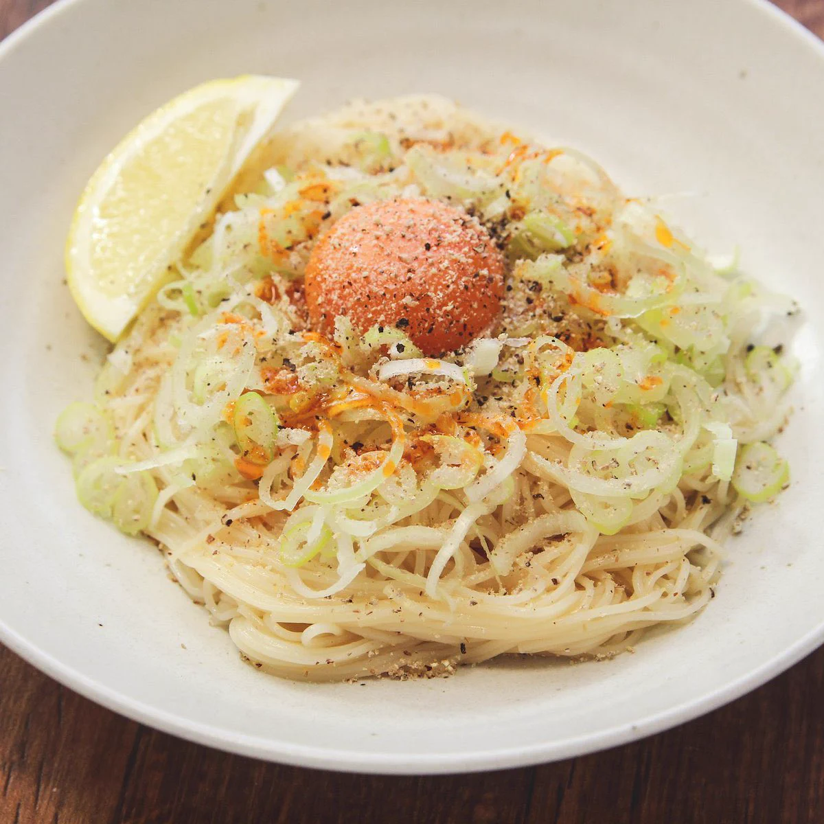 レモンの酸味でさっぱり美味しそう！素麺の油そば風レシピ！
