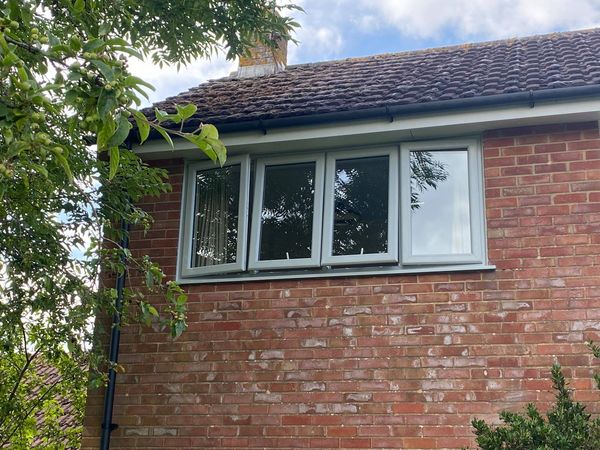 LFWindows's tweet photo. New windows can really transform the look of a house, and make your home more energy-efficient and secure too. 
Here's a recent job featuring Deceuninck Agate Grey Foiled contemporary style windows manufactured and installed by L F Replacement Windows &amp; Conservatories. https://t.co/O1SW4v0bwS