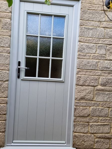 LFWindows's tweet photo. Sorry for the door spam! But we've been super busy and wanted to share some photos from our recent installations. 
This job involved manufacturing and fitting a Beeston Flint Painswick door from Solidor Composite Doors with Minster Backing Glass. https://t.co/gwWOCSE9AP