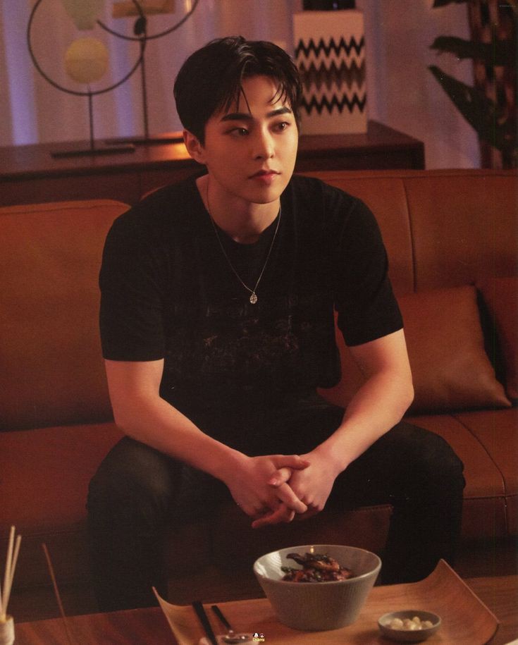 KimSadeel's tweet photo. الله يشفيههه اتمنى يكون بخير هو والاعضاء😭💔
#GetwellsoonXiumin https://t.co/VTEBRscGDe