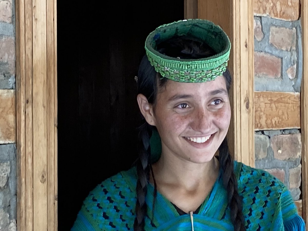 mimochilamepesa's tweet photo. Con los Kalash del Valle de Rambut. Quedan poco mas de 4000 personas repartidos en 3 valles de esta parte del Hindu Kush #lastplaces #pakistan https://t.co/lQa4Ygt7Hx