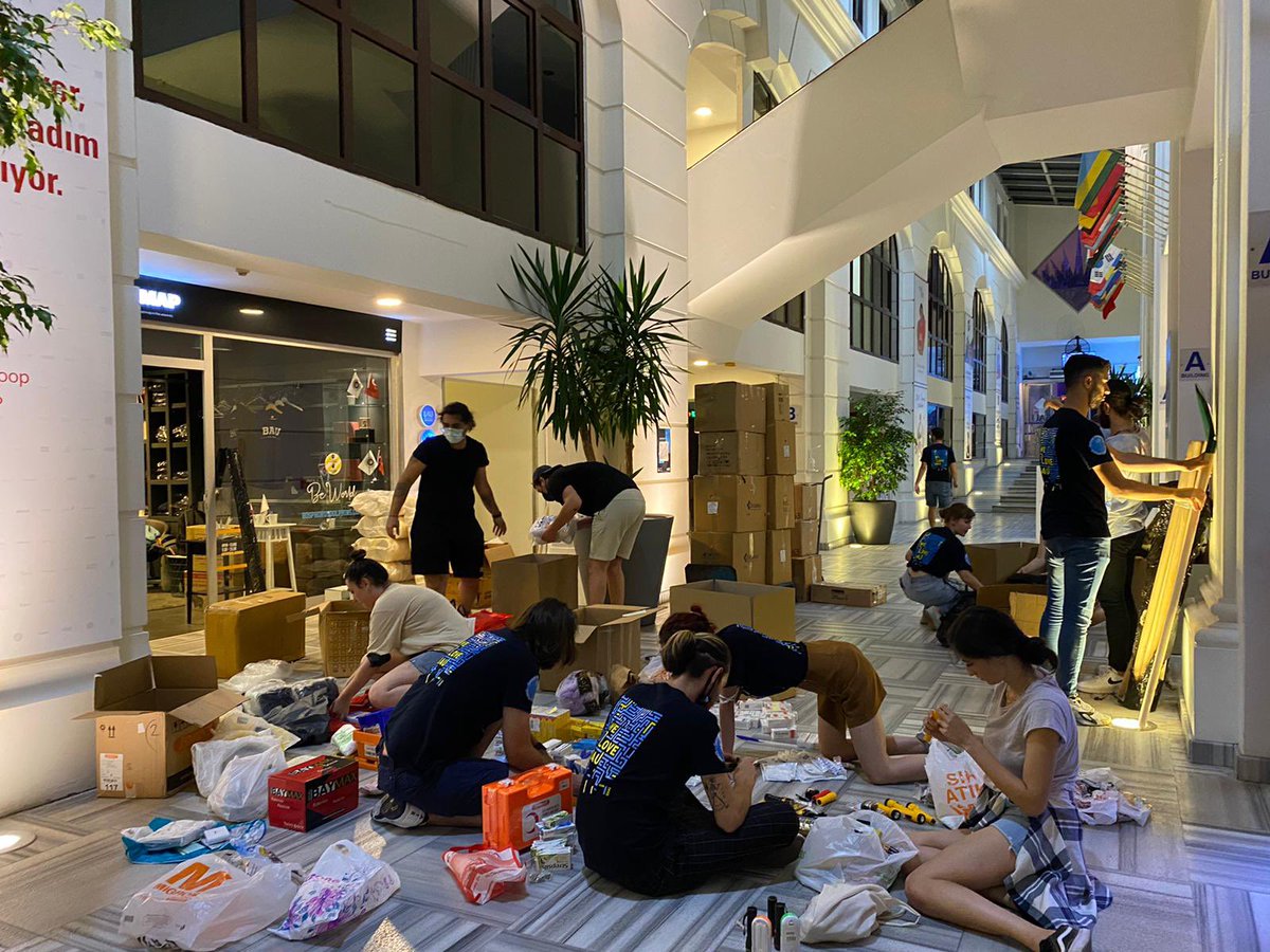 serdarsenel's tweet photo. Bir mezun olarak Üniversitem @Bahcesehir , öğrencileri, yönetimi, çalışanları, mezunları ve kulüpleri ile gurur duyuyorum.Kampanyayı başlatan @bauisc üyerlerine de ayrıca teşekkürler 👏👏Dün gece yardım Tırımız yola çıktı ve bölgeye ulaşmak üzere. @BAUAlumniCenter @BAUSCofficial https://t.co/B8Nslusfd7