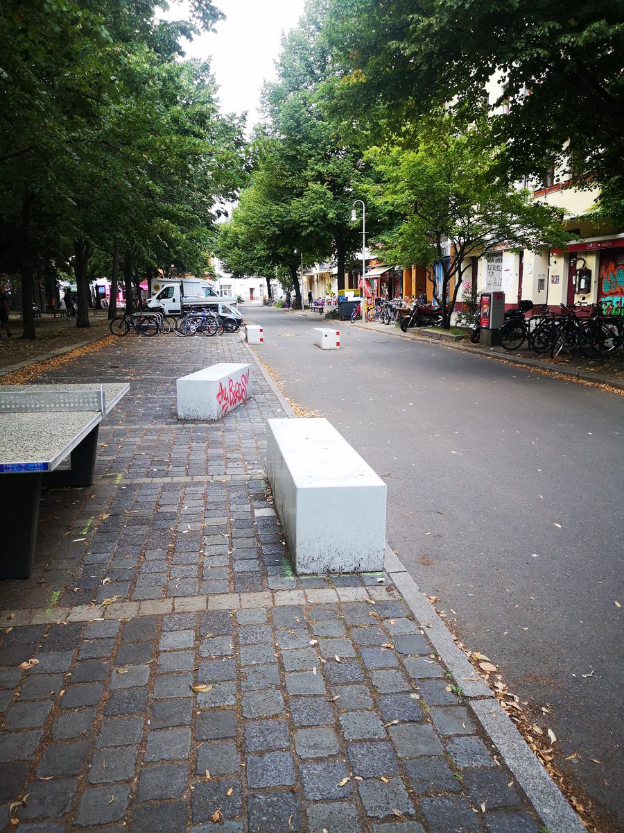 Mega gut geplante #Fußgängerzone am #lausitzerplatz. Beachte wie nah die Betonblöcke an der Tischtennisplatte montiert wurden. 😱 Achso, der ganze Spaß hat über 100.000 EUR gekostet> Wegfall von über hundert Parkplätzen, Partylärm Skateparties. Anwohner wurden nicht befragt👎😞