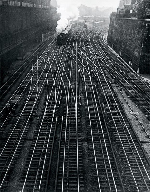 L’ÉCOLE DE PARIS AU FÉMININ 🎨

Née en 1896 à #Budapest, Ergy Landau fuit le régime antisémite de Miklós Horth en 1923. À Paris, elle ouvre le studio Landau. En 1933, elle cofonde Rapho, 1ère agence de #photojournalisme en France.

📷 Gare Saint-Lazare, 1934
E. Landau/Gamma-Rapho