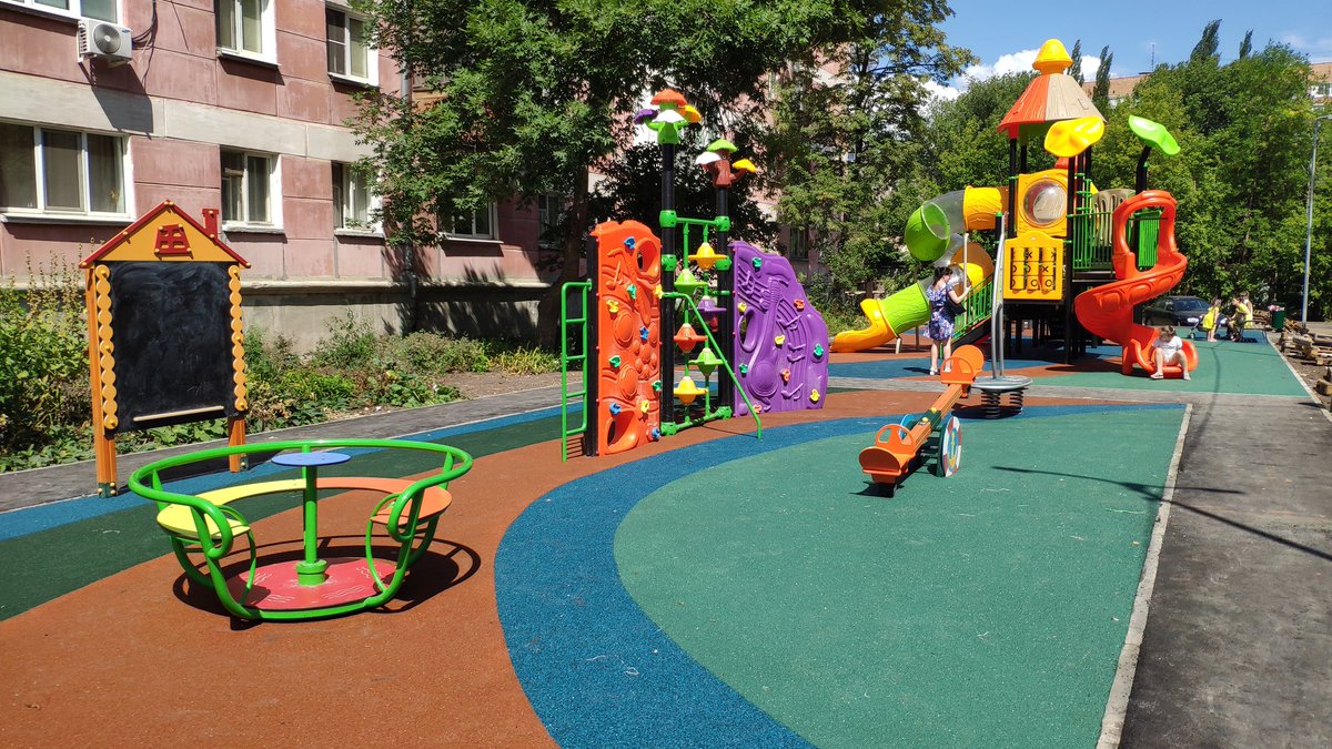 Завершаем ремонт дворовых территорий по программе #КГС2021 в #Кировский_район . Новые детские площадки, освещение, парковки. 
Как вам?