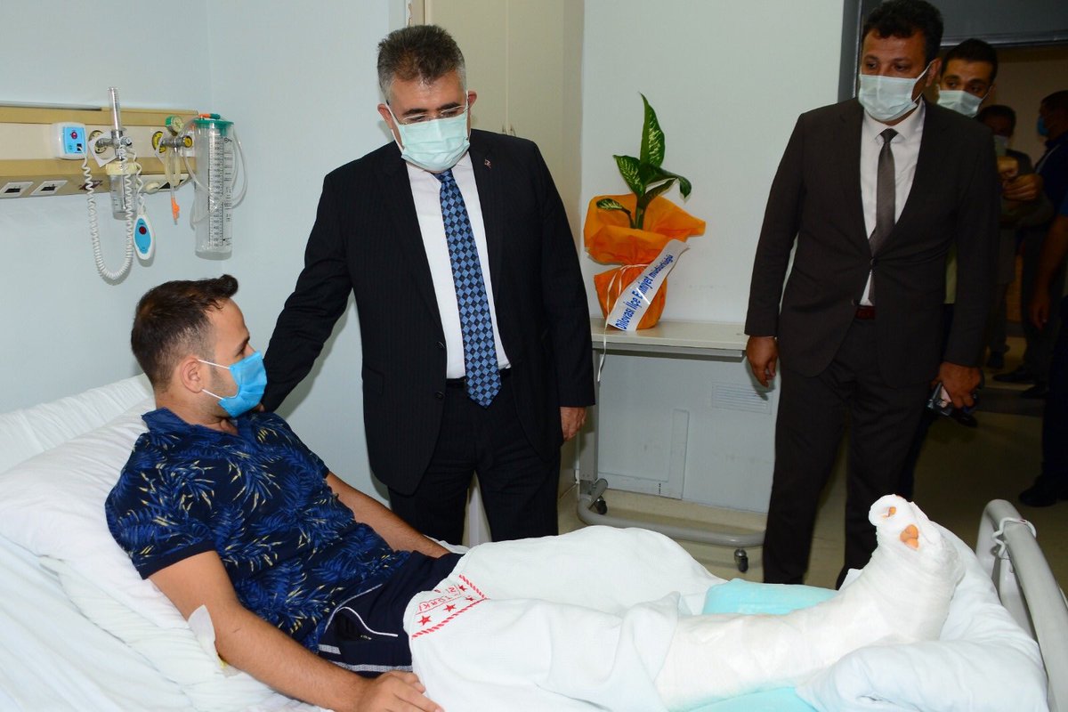 Dilovası'nda görevli #MotosikletliYunusTimi'mize bir aracın çarpması sonucu ayak bileğinde kırıklar oluşan Polis Memuru kardeşimizi ve Hakkari kadrosunda görevli Özel Harekat Polisi kardeşimizi tedavi gördükleri hastanede ziyaret ettik.

Rabbim tez zamanda şifa versin.🇹🇷🇹🇷