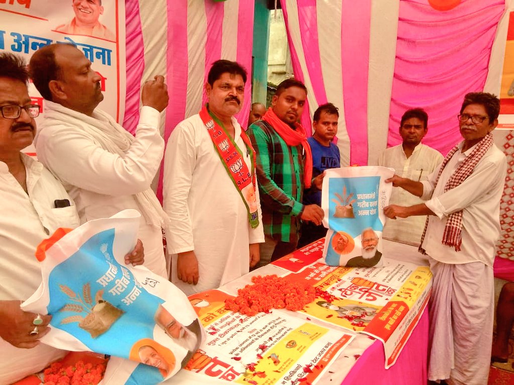 kartik4bjp's tweet photo. प्रधानमंत्री गरीब कल्याण अन्न योजना के अंतर्गत रजदेपुर में आयोजित कार्यक्रम "अन्न महोत्सव" में प्रतिभाग किया। जहां मा. प्रधानमंत्री श्री @narendramodi जी के वर्चुअली उद्बोधन के बाद पात्र लाभार्थियों को राशन का वितरण किया गया। मुख्य अतिथि भाजपा नेता गुलाम कादिर राईनी रहें। https://t.co/3j0XRQlLhM