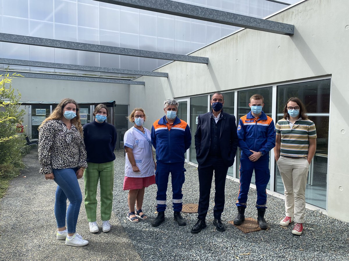 ebothorel's tweet photo. 👍Plusieurs centaines de vaccinations par jour , grâce à la mobilisation de tous. 💉
Je suis venu remercier et encourager les équipes du centre de vaccination de #Paimpol, et notamment les bénévoles, jeunes ou moins jeunes. ✅Sans eux, rien de possible. #LeVaccinCaMarche https://t.co/UQy4XXqrwG