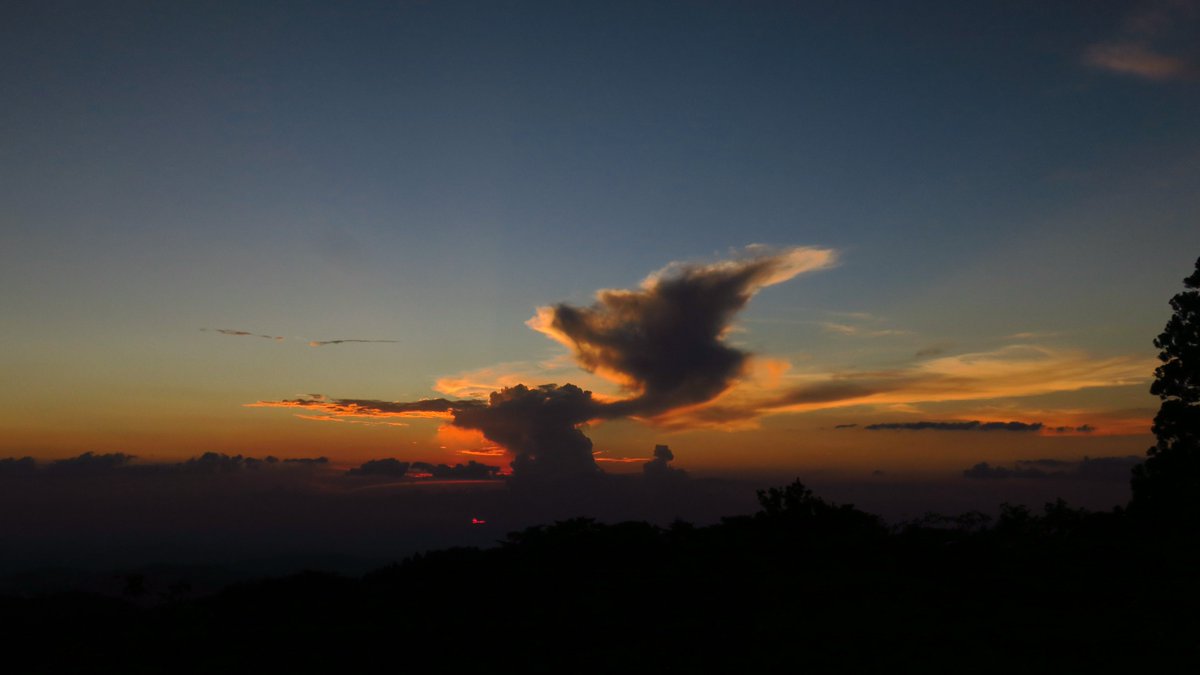 monte702's tweet image. 沈む太陽と大きな龍雲