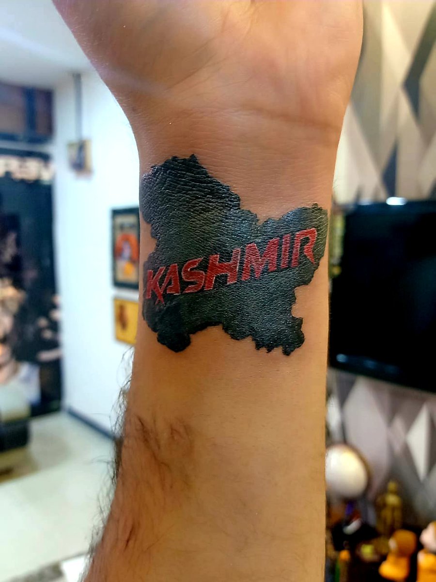 zulkarnain_Usuf's tweet photo. I still remember every second of #5thAugust 2019
I can't forgot that day till my last breathe
It's running with my blood Every pain of that week is beating with my heart
For me nothing is like #black or #red
The only thing in me is
#ImKashmir and #imbleeding since decades https://t.co/lRfTz5GZ1u
