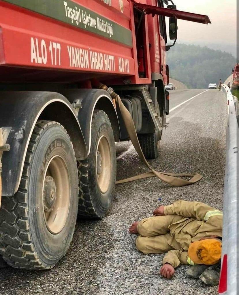 Botlarını yastık yapıp dinlenen itfaiyeci kardeşim...
Bir haftadır gece gündüz alevlerle boğuşanlar...
Siz o cesur ve temiz yüreklerinizle bugünlerin yüzakısınız.
Siz bu alevlere yenik düşen zorlu zamanların kahramanlarısınız.
Unutmayacağız.
İyi ki varsınız.
Dualarımızdasınız.
