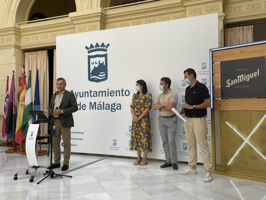 culturamalaga's tweet photo. Les acompañan el director regional de Hostelería Sur de @MahouSanMiguel, Nacho Barbulo, el responsable de la coordinación y programación del festival, @meridaleopoldo de @DoctorWatson_ , y algunos de los músicos participantes, No Picky, Gran Premio y @somosfauces https://t.co/Uor8hk9628