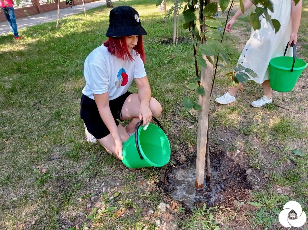 Наши активисты не устают делать добрые дела🤗

Наши ребята по приглашению Ирины Долгополовой приняли участие в поливке цветов и растений на базе МБУ "Школа No3", ведь в такую погоду действительно важно заботиться о растениях!🤔

Активисты как следует полили все растения! 💗