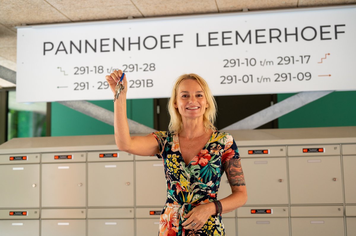 Vorige week ontvingen de nieuwe bewoners van Pannenhoef Leemerhoef op Landgoed Eikenburg de sleutel van hun nieuwe woning. Cora Verkuilen is één van de nieuwe bewoners van het duurzame paviljoen. Lees supporting people story #3 buff.ly/3fwEcto @yogatrainereindhoven