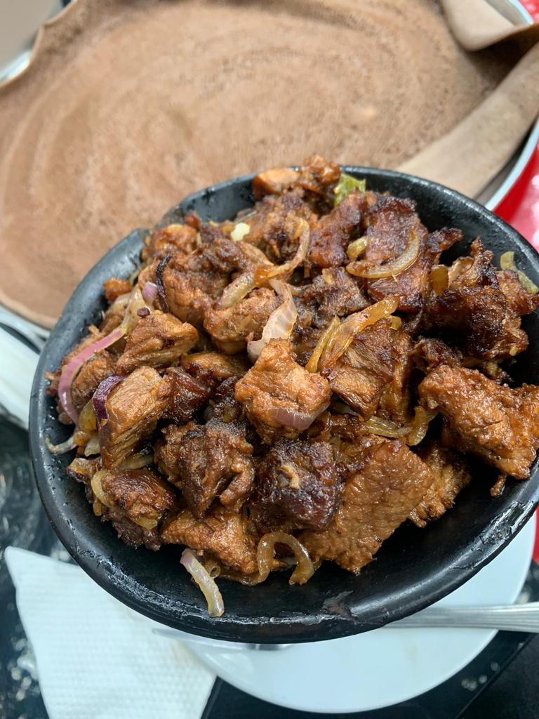 bilhah_nyawera's tweet photo. Ukipata hii nyama ya mbuzi na ugali moto halafu uteremshe na kinywaji baridi, what will you be looking for?
https://t.co/zgYGYrqHHY is your plug
#545InNairobi https://t.co/jEhNhWpuX7
