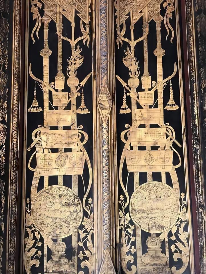 ในหอมีพระประธานชื่อว่าพระปริต สร้างจากไม้ไผ่สาน ห้องทางทิศใต้ไว้เก็บตำราพิชัย แผนที่เดินทัพ และน้ำมันว่าน สมัย ร3 เคยสั่งให้หุงน้ำมันว่านแจกทหาร คราวไปรบกับพวกญวน น้ำมันว่านในวงการคนเล่นของดังมากคนตามหาซื้อขายราคาแพงมาก #แอร์ไม่เย็น