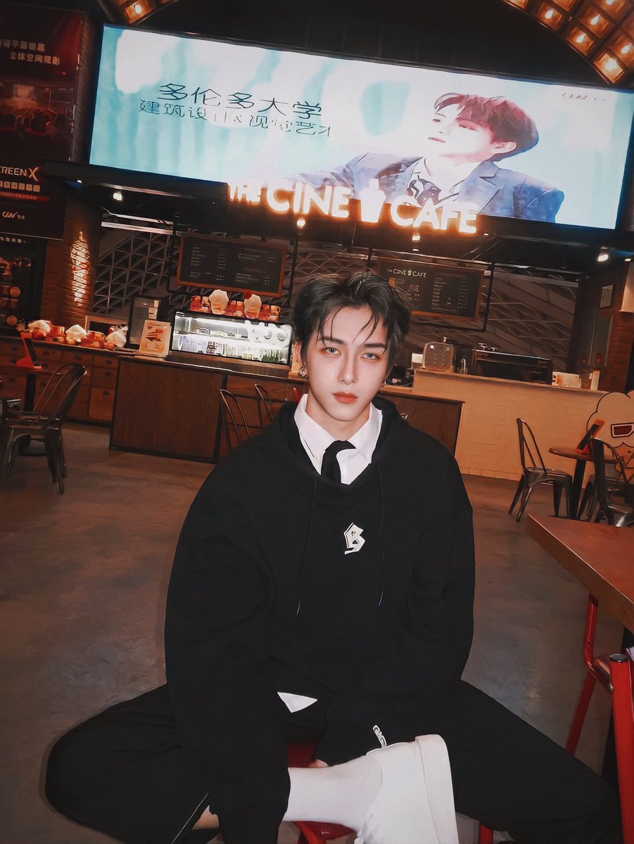 foryixuan's tweet photo. Yixuan can you upload this photo?
This is so good 😭

PS : edited by me
#YIXUAN #KINGSTON #亿轩 https://t.co/X7VNZ9zyOs