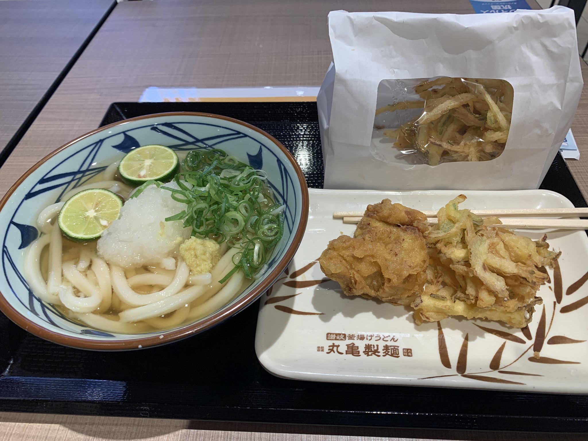 ちい 暑い 37度 ランチは すだちうどん タンパク質 野菜をカバーすべく かしわ天と野菜かき揚げ 野菜かき揚げ は大きいのでカロリー大 半分に でも食べると美味しい 全部食べる 待てよ とカロリー調べる 659カロリー 危険 T