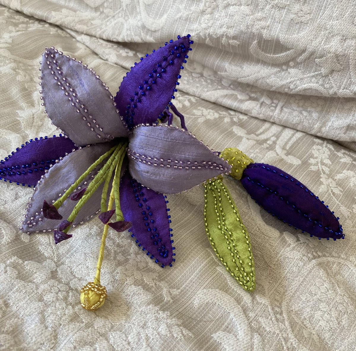 HannahWKitten's tweet photo. 🐾lilies for my birthday🐾❤️the only lilies we, kitties, can sniff🐾
my humom make it it for me🎂🎉🎊❤️🎁😻 https://t.co/2eruR45fOQ