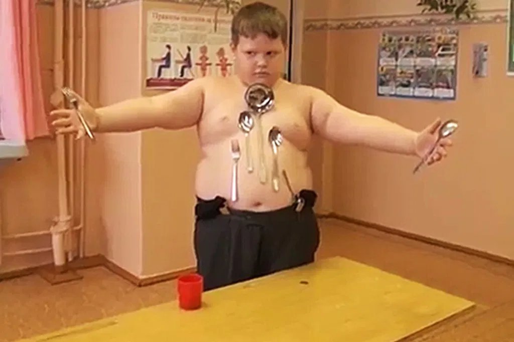 Mijn buurjongen liet zich vaccineren ondanks mijn goede raad, EN KIJK NU. 🧲#magnetisme Ik probeer hem al een half uur van onze wasmachine te krijgen. Soms vraag ik me af: wat zouden wij zijn zonder internet om belangrijke informatie te delen die onze leugenpers verzwijgt??