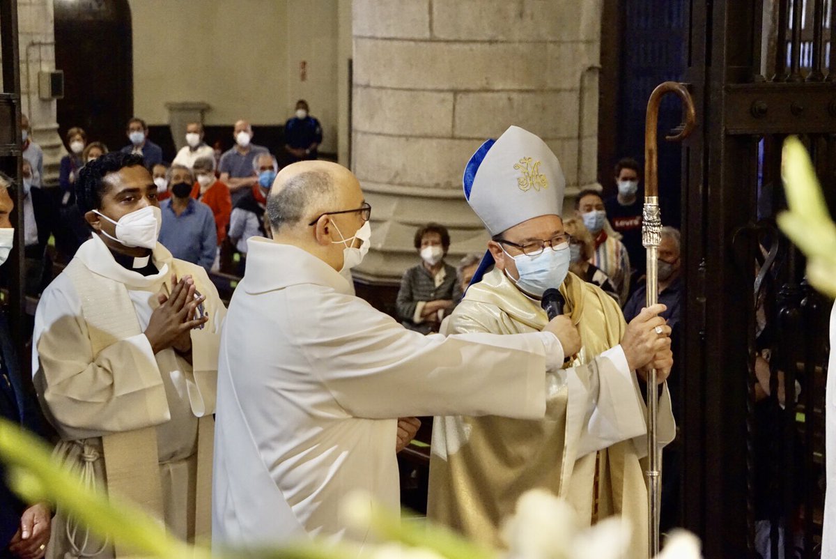 DiocesisVitoria's tweet photo. 💐“Hoy le miramos a Ella. Hoy es el día de la Madre de todos los vitorianos. Sin fiestas ni multitudes, sin faroles ni ofrendas de #blusas y #neskas, la #VirgenBlanca es, hoy más que nunca, María, la madre de Jesús, sin adornos ni distracciones.”
💬 @ObispodeVitoria #LaBlanca2021 https://t.co/wf9zeuNrIr