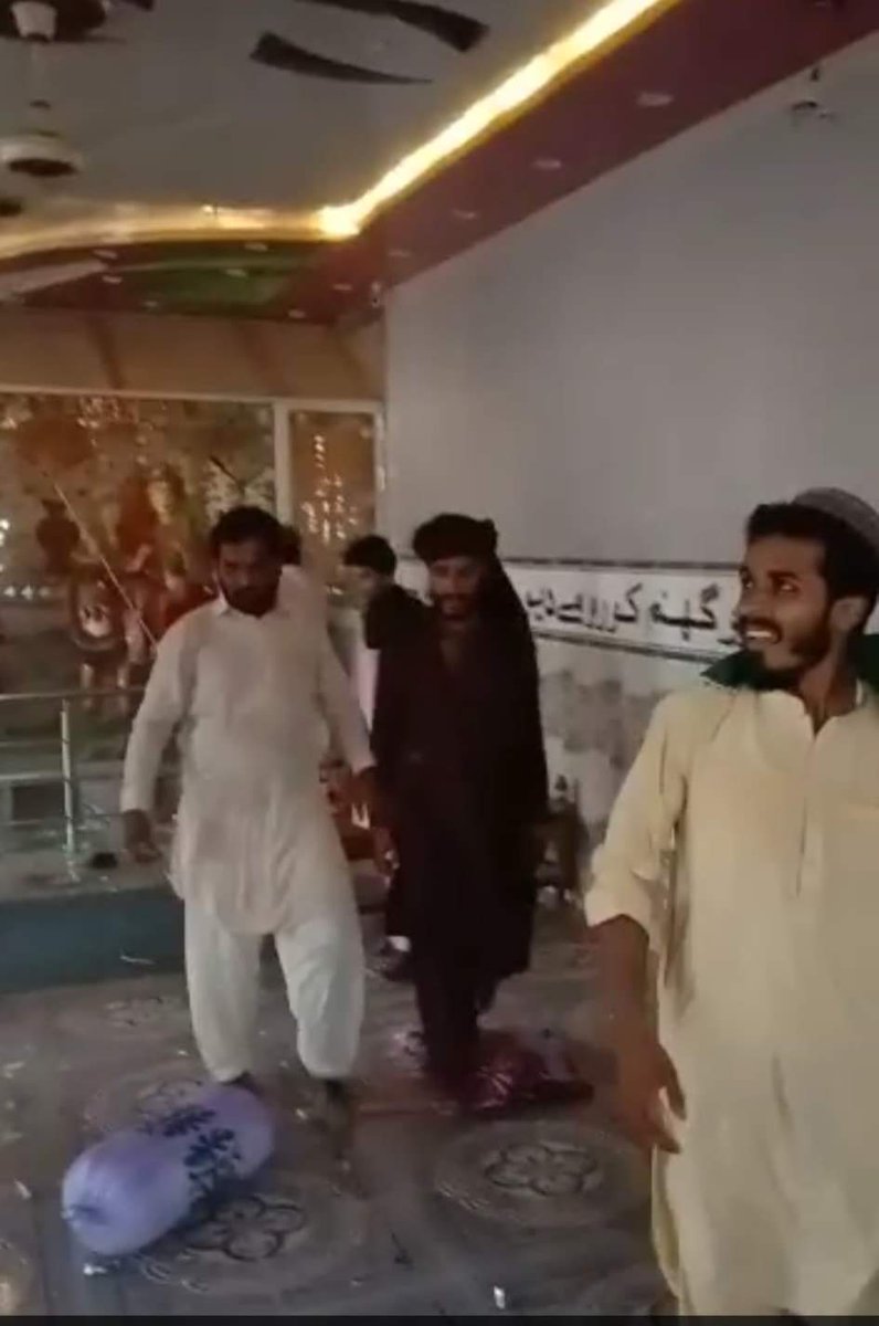 elim_mehranvi's tweet image. ڪٿي مسجد ڪٿي مندر سڙي ٿو۔
ٻنهي پاسي منهنجو اندر سڙي ٿو۔۔
لياقت علي 
#StopReligiousDiscrimination