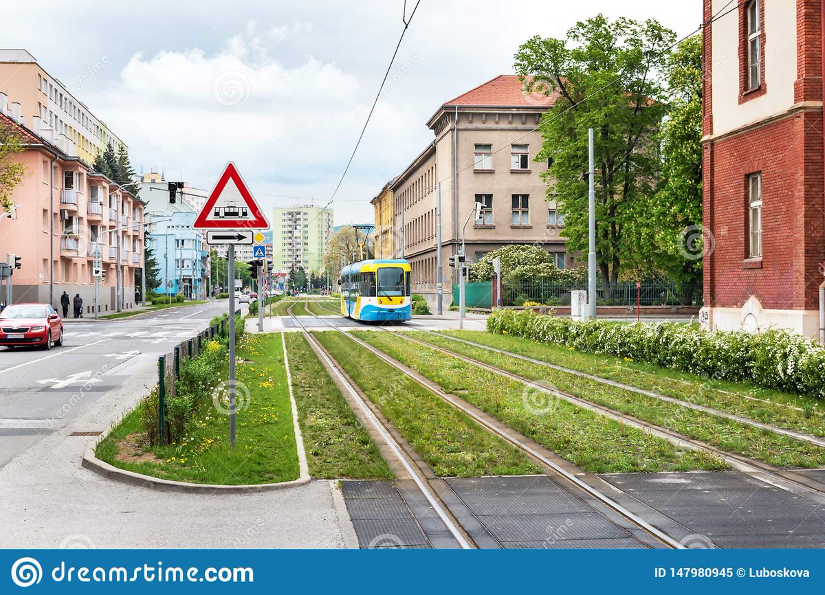 LetonCarlos's tweet photo. Kādas Eiropas galvaspilsētas centrs.2021.gads. Mums jau kādu pusgadsimtu ir šāds smilšains tuksnesis, kuru klupdami krisdami katru dienu šķērso gājēji, riteņbraucēji, māmiņas ar ratiņiem. Kāpēc nevarētu būt tā!!? @RigasDome Satiksmes departaments #urbanart #pilseta #CityofDreams https://t.co/aqxeS6MGwy