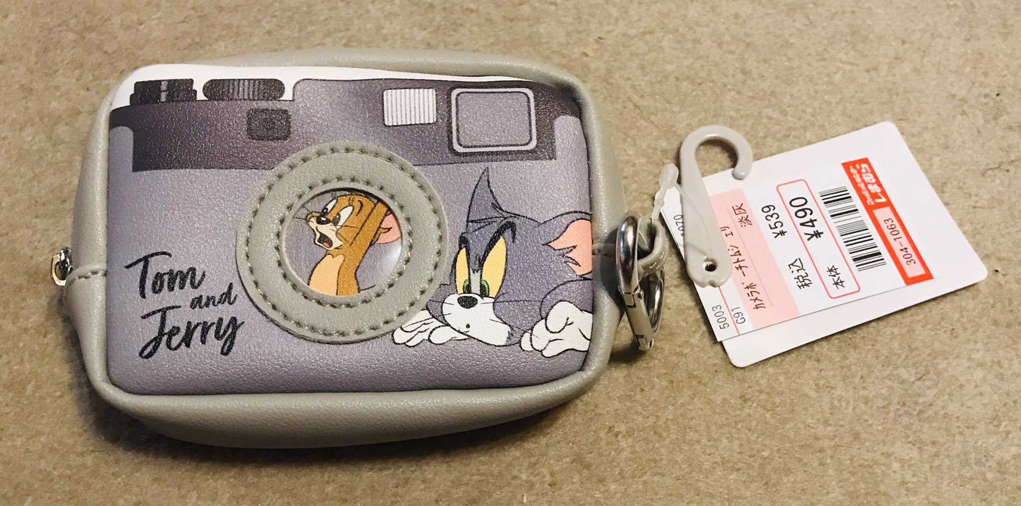 ナラ しまむら 今週のチラシ商品 カメラポーチ チラシにはディズニーとクロミとしか ありませんが トムとジェリー も有ると 教えてもらって買って来ました カメラ柄の可愛いデザインですよね 税込539円 Pvcポーチ も透明で可愛いかったので 購入 税込