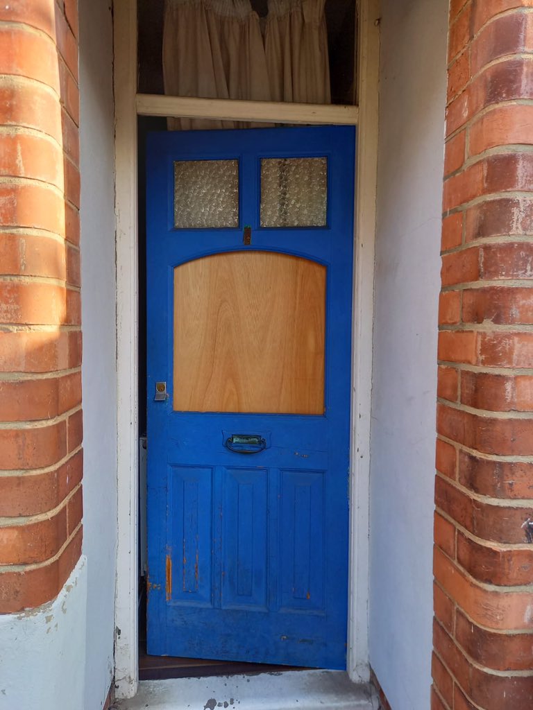 DMWINDOWS's tweet photo. A before and after of a solidor composit door we have recently fitted in west Bridgford for more information please visit https://t.co/x8sbzCqrzF or call us on 0115 984 5943 for a free quote https://t.co/EjjZze8ERq