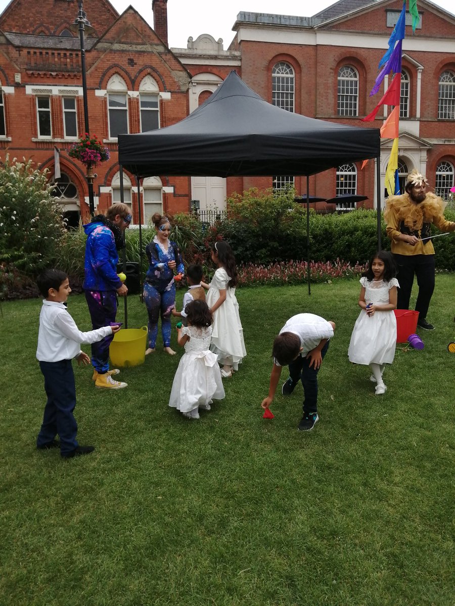 ericonabike's tweet image. When a wedding party meets a circus... #summerinthecity @EnterEdem