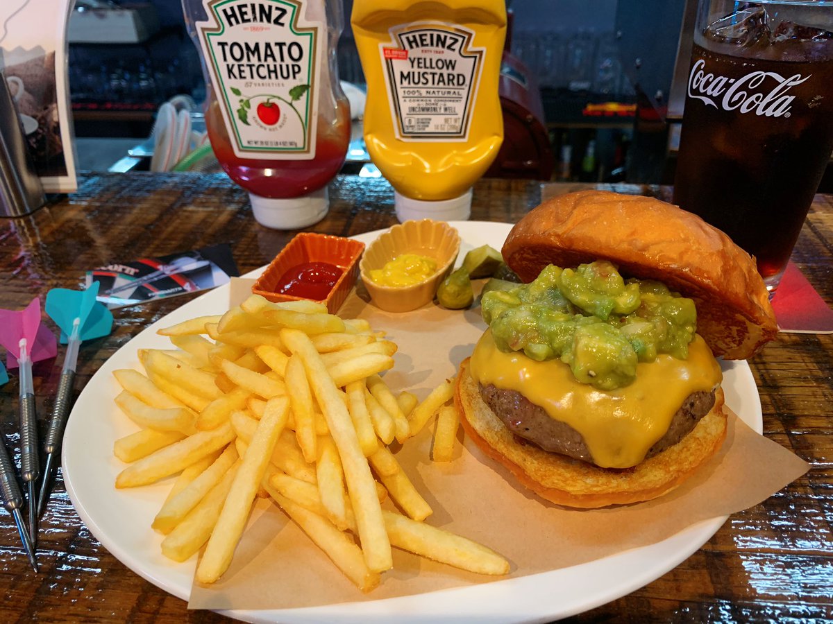 milky_darts's tweet photo. ハンバーガー🍔×ダーツ🎯=😊😊😊
#Zacca #Diner #向ヶ丘遊園 https://t.co/2tol3m5T8x