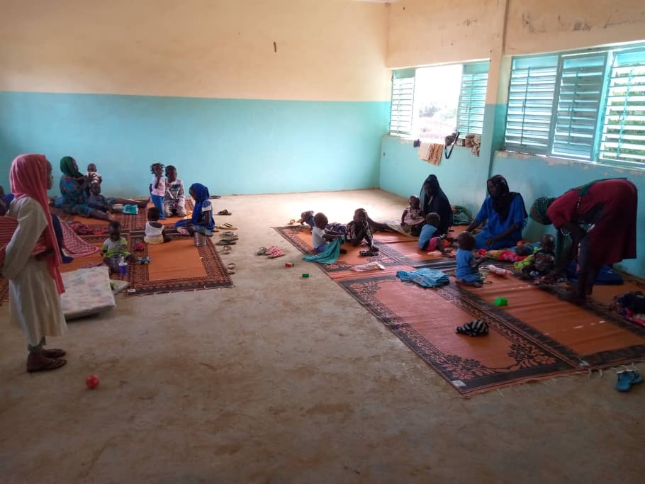jrs_waf's tweet photo. Pendant le #baccalaureat2021 au #Tchad, nous assurons que les candidates réfugiées #mères peuvent garder ses enfants pendant les épreuves. Dans cette crèche du centre BAC à #GozBeida, 20 enfants y sont gardés sous la supervision de 4 monitrices. Avec @UnhcrTchad @StatePRM https://t.co/7bcPrYPIyt