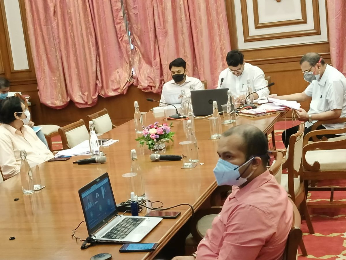 vishwajeetkadam's tweet photo. या वेळी सामाजिक न्या��� विभागाचे प्रधान सचिव श्री. अरविंद कुमार, उपसचिव श्री.दिनेश डिगळे यांच्यासह सामाजिक न्याय विभागाचे विभागीय आयुक्त व्हिडिओ कॉन्फरन्सद्वारे बैठकीत सहभागी झाले होते. https://t.co/IwWpyOKihM