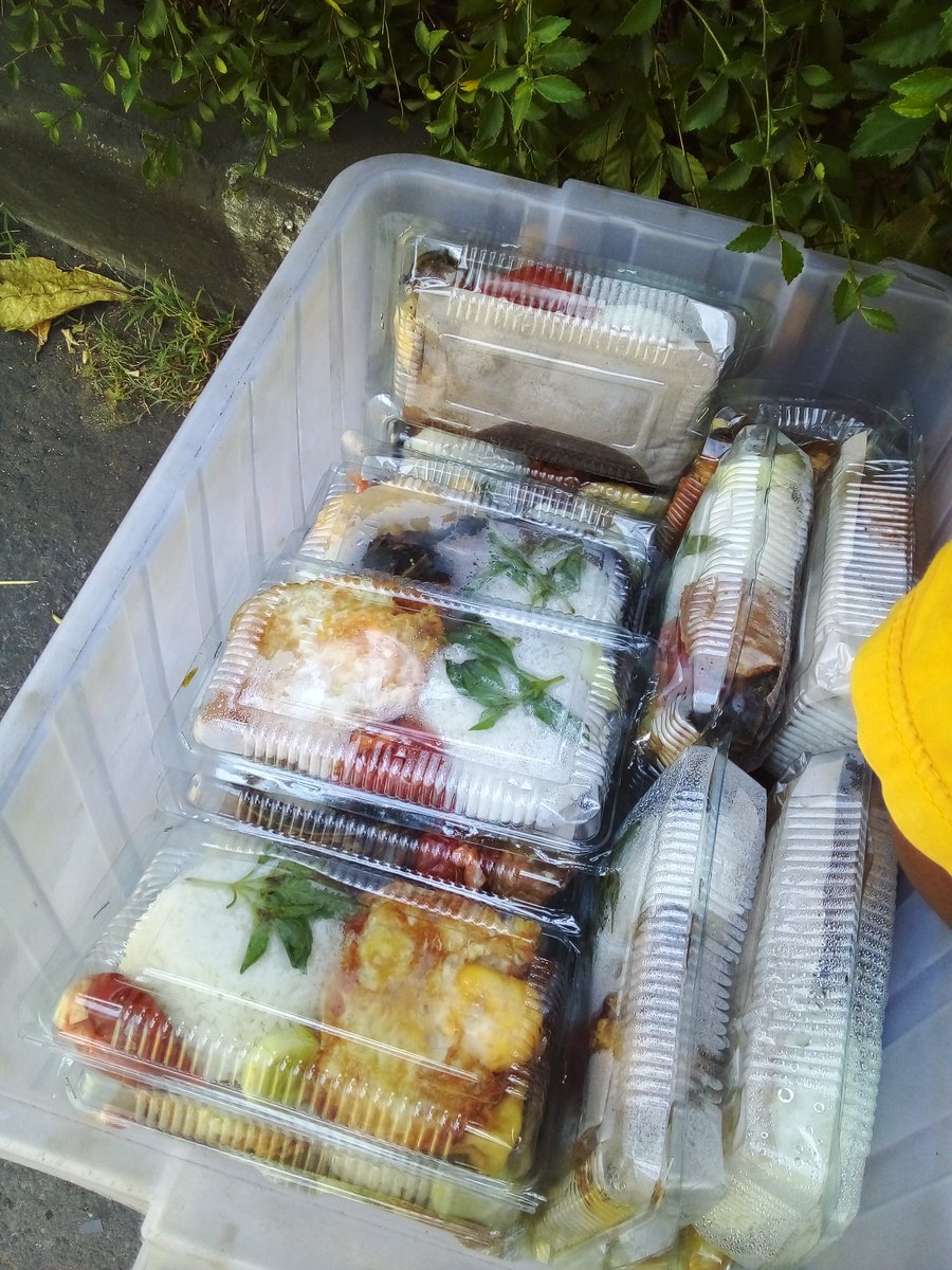 subcyclist's tweet photo. Namanya Fatih, kelas 4 SD. Setiap hari sepulang sekolah dengan sepedanya dia berjualan sego sambel buatan ibunya di jalanan samping Plaza Marina yang tembus ke Sidosermo/Bendul Merisi. 

Harganya 12k/porsi dan sambelnya enak 😁 

Kalau lagi melintas di sana tukuo yo rek 😁 https://t.co/B4QD7dEVjK