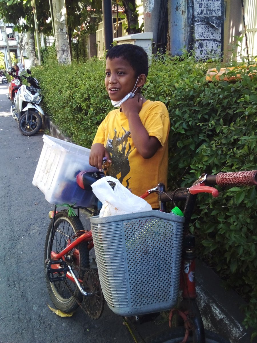 subcyclist's tweet photo. Namanya Fatih, kelas 4 SD. Setiap hari sepulang sekolah dengan sepedanya dia berjualan sego sambel buatan ibunya di jalanan samping Plaza Marina yang tembus ke Sidosermo/Bendul Merisi. 

Harganya 12k/porsi dan sambelnya enak 😁 

Kalau lagi melintas di sana tukuo yo rek 😁 https://t.co/B4QD7dEVjK