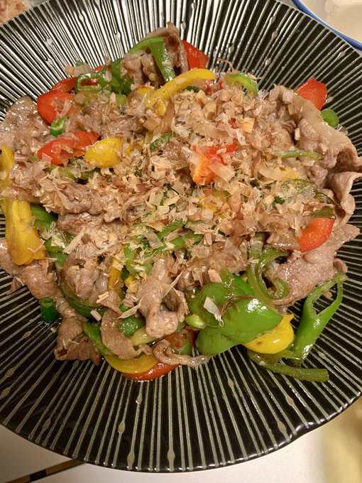 ごはん。
牛肉のピリ辛炒めとカニカマコーンサラダ。
カニカマが妙に美味しく感じたw
あと、2日目のカレー美味しかったです😁 