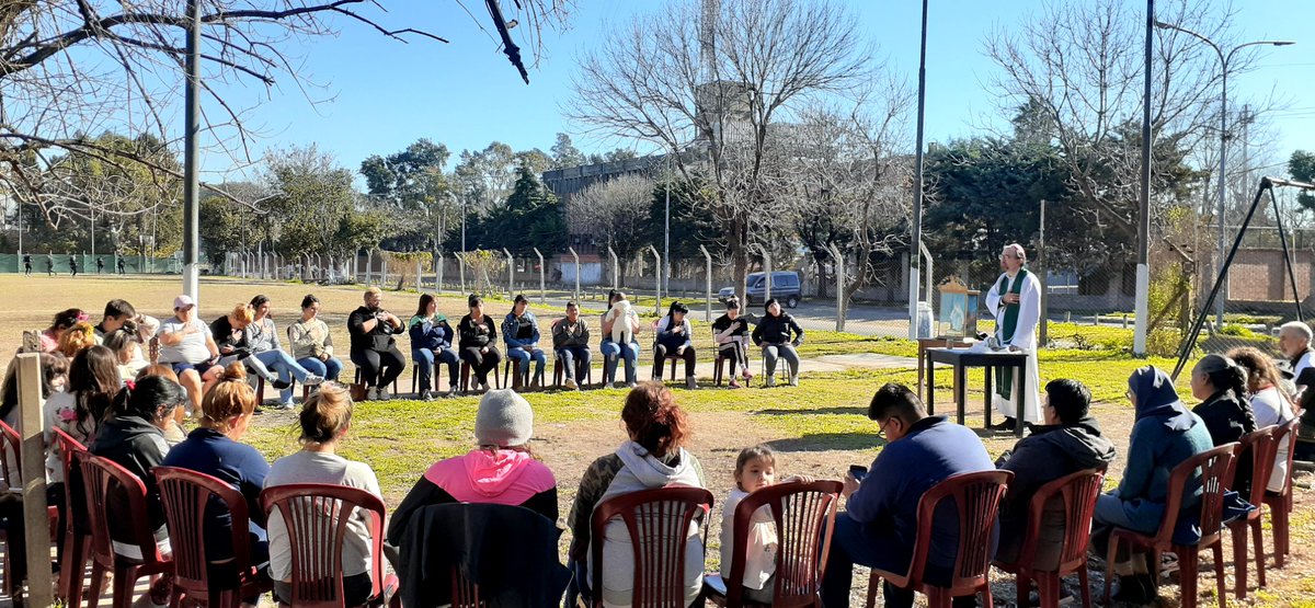 Ser parte de una familia que hace lugar, que nadie quede afuera, miércoles de mujeres, no nos paraliza el miedo. #lavidacomoviene 
#hogardecristo 
#cuerpoacuerpo