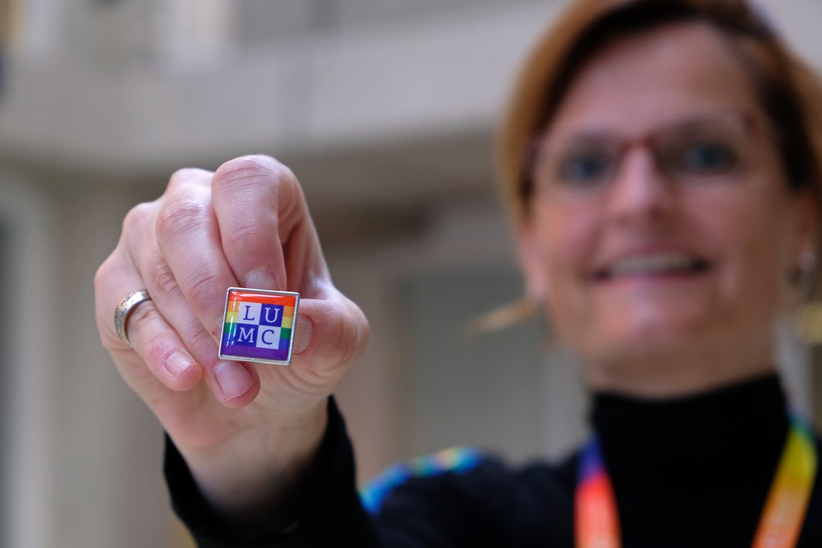 Het is #PrideWeek! Daarom deelde diversiteitsnetwerk LUMC Pride regenboogpinnen uit aan medewerkers. Bestuursleden Douwe Biesma en Pancras Hogendoorn hielpen een handje, net als Bert van Haarlem, directeur IT&amp;DI. Deze pin laat zien dat we trots zijn op de diversiteit in het LUMC!