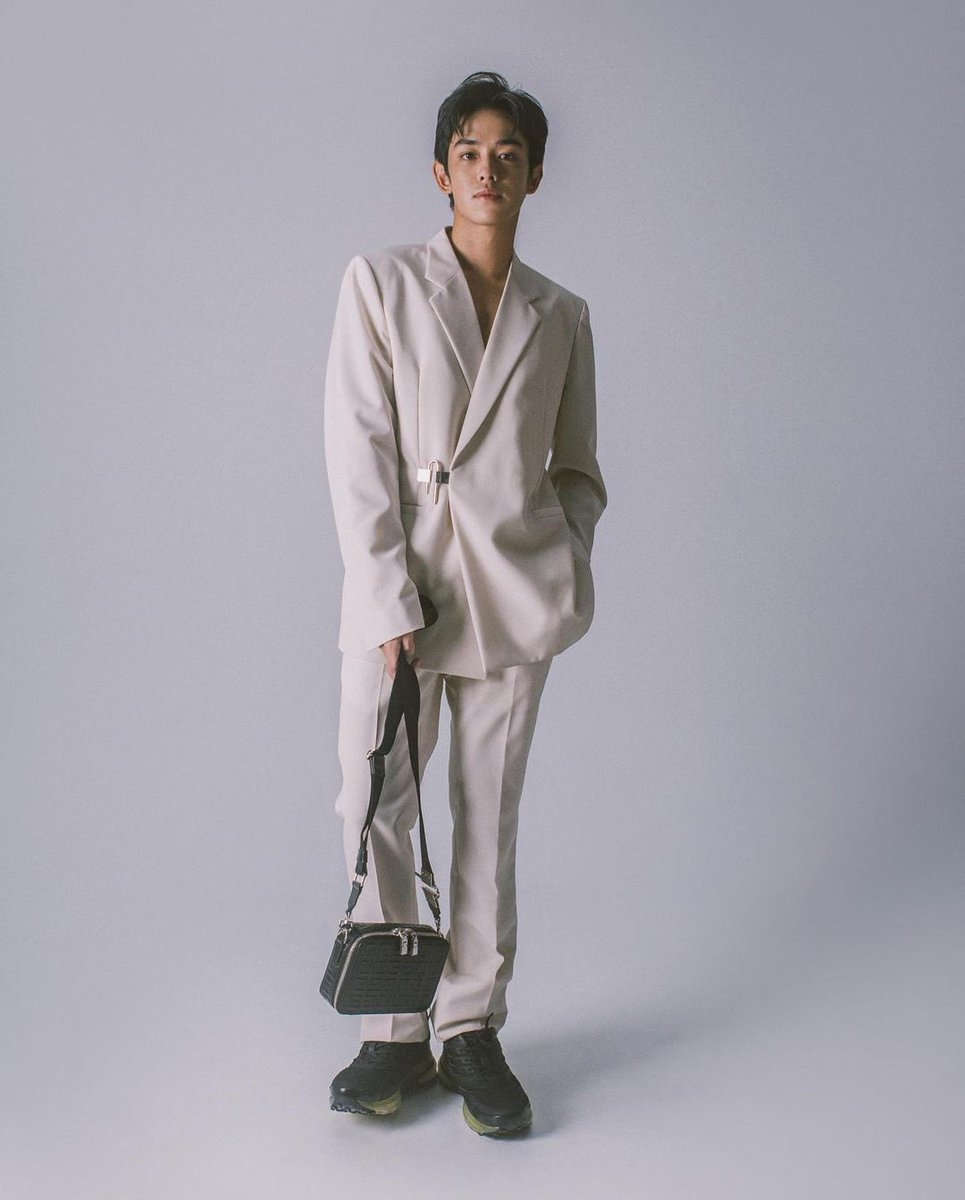 TNT_OFFICIAL19's tweet photo. มาดูลุคสุดเท่ของเติร์ดที่ mix & match กับไอเท็มคอลเล็กชั่นล่าสุด Pre-Fall 2021 จาก @givenchy กันค่ะ❤️✨
📸: hommesthailand
#ThirdLapat #TRINITY_TNT
#givenchy #GivenchyFall21 https://t.co/7KFYVeMT9U
