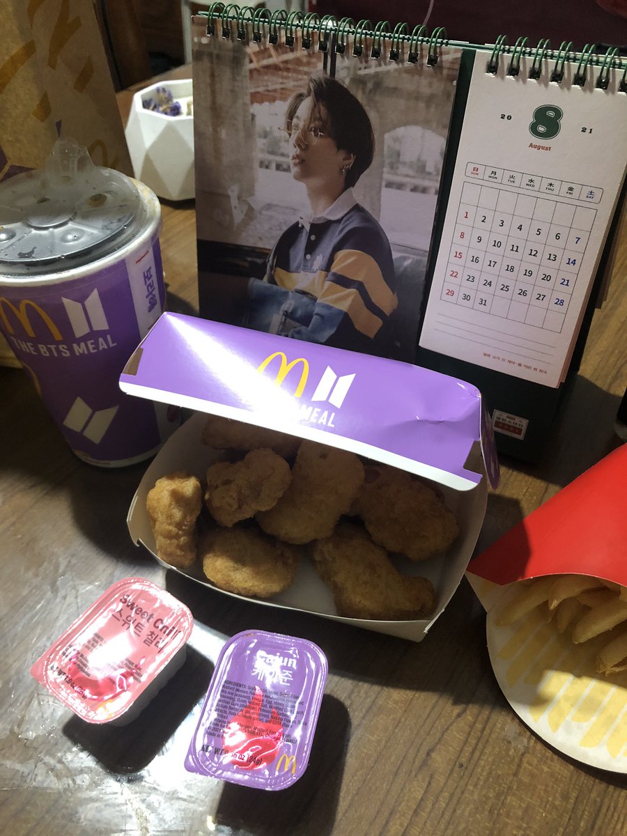 my sisters bought me #BTSMeal for dinner ... pero imma go saing coz I KANIN is life!!! 🍚 🍗 🍟💜