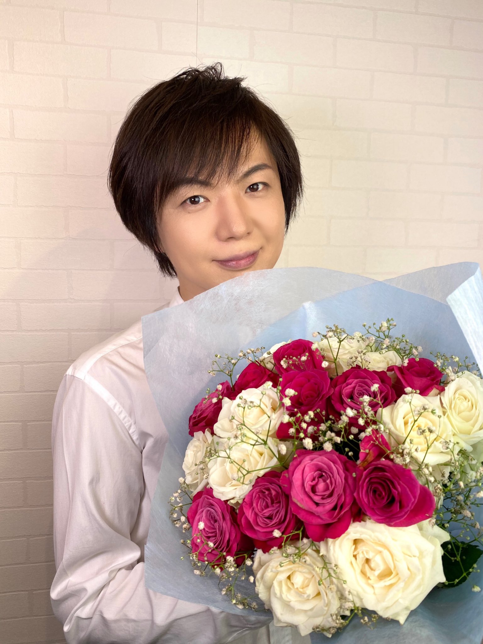 竹島宏スタッフ 公式 花束 白いバラの花言葉は 深い尊敬 いつの時代も愛される バラとかすみ草の花束 今日も厳しい暑さでしたね １日お疲れ様でした ひろネット 花便り 花言葉 花 花を贈ろう 花のある暮らし 感謝 絆 夏 夏日 花の