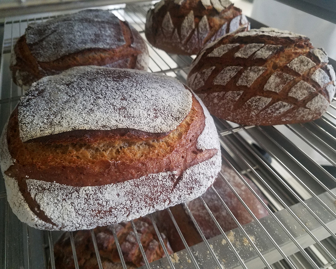 Pain au petit épeautre et tourte de seigle Auvergnate 
.
#gastronomicom #frenchculinary #frenchpastry #frenchpastryacademy #frenchpastrycourses #frenchpatisserie #bakingcourses #culinaryarts #learnfrenchpastry #pastrytraining