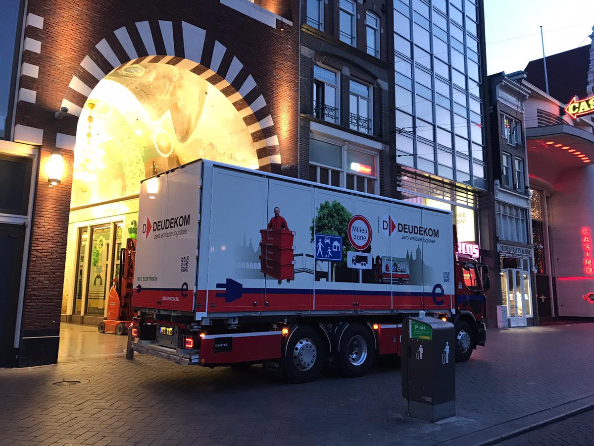 Vandaag weer vroeg dag voor onze zero-emissie  bevoorrading van de Amsterdamse binnenstad met onze nieuwste volledig elektrische vrachtwagen.